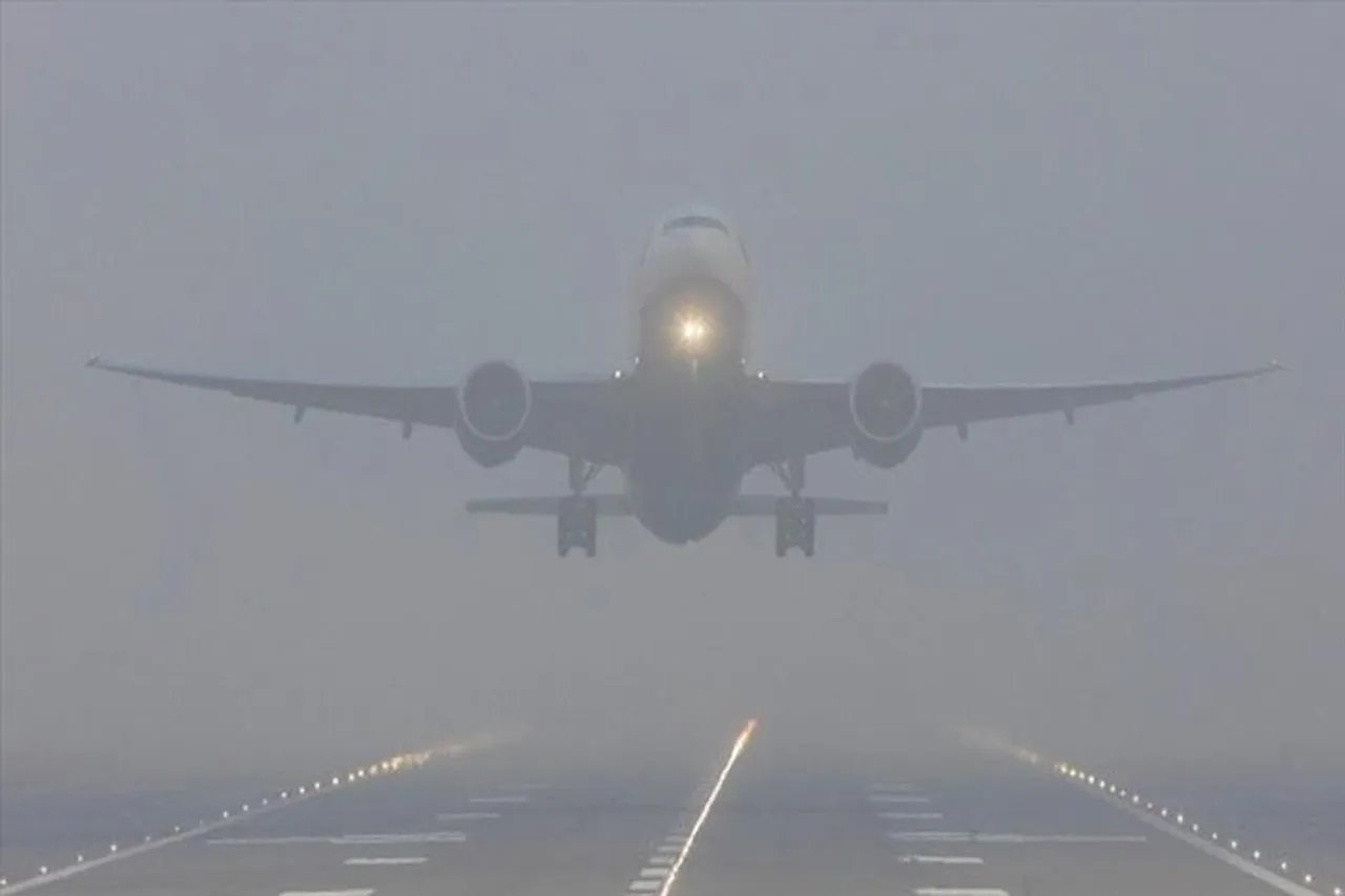 ঘন কুয়াশার ব্যাহত বিমান পরিষেবা