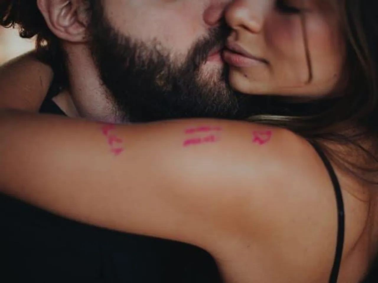 তার বুকে একটি উষ্ণ স্পর্শ,  বাকিটা গল্প