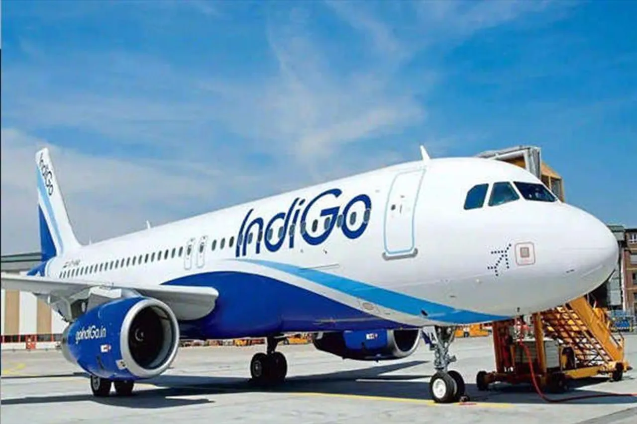 কলকাতা বিমানবন্দরে অবতরণের সময় ইন্ডিগোর বিমানের লেজে আঘাত