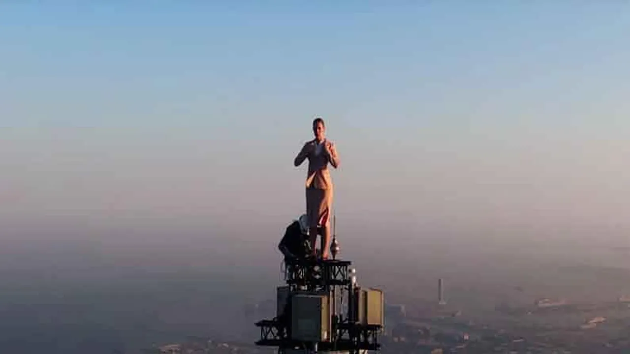 বুর্জ খলিফার মাথায় বিমান সেবিকা