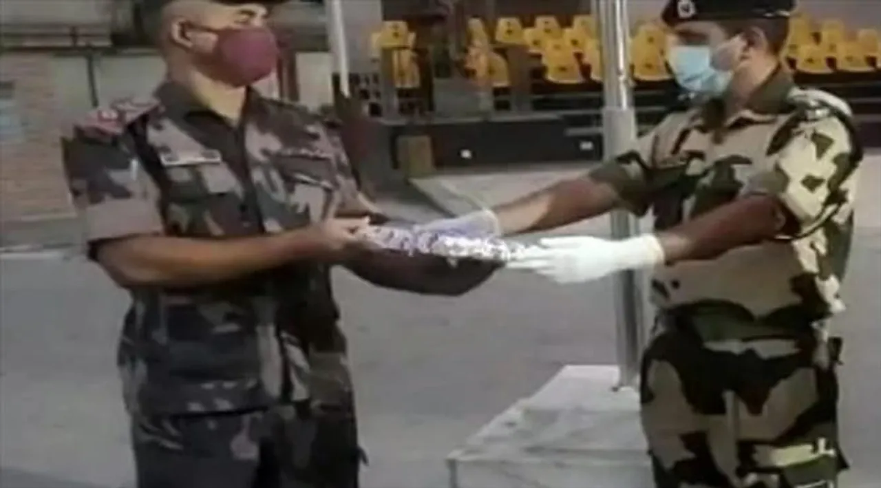 'দীপাবলি', বিএসএফ ও বিজিবির মধ্যে মিষ্টি বিতরণ