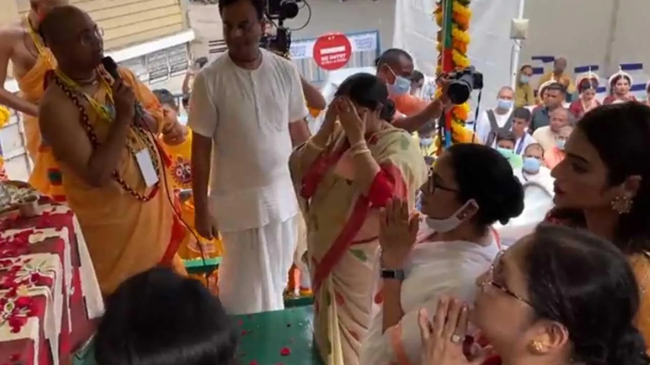 কলকাতায় ইসকনের রথযাত্রার সূচনা করলেন মুখ্যমন্ত্রী