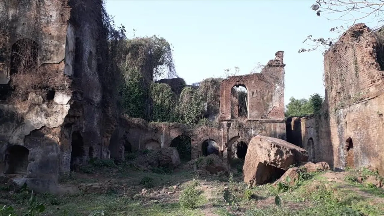 কয়েক শ' বছরের পুরাতন ঐতিহ্য শালী রাজবাড়ী আজ কার্যত শেষের পথে!