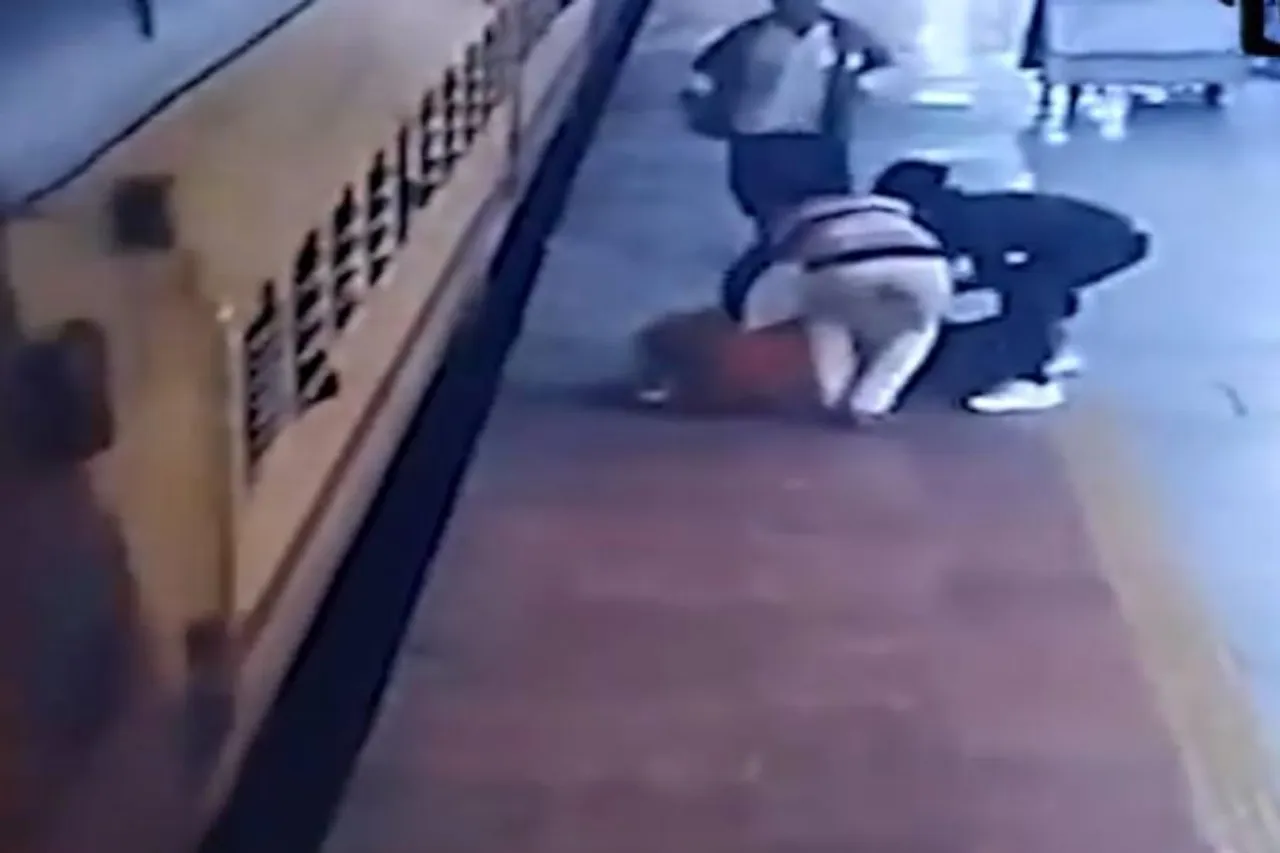 বৃদ্ধার জীবন বাঁচালেন আরপিএফ কনস্টেবল