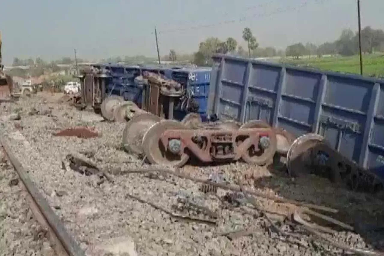 ফের লাইনচ্যুত মালবাহী ট্রেনের ১৩টি বগি