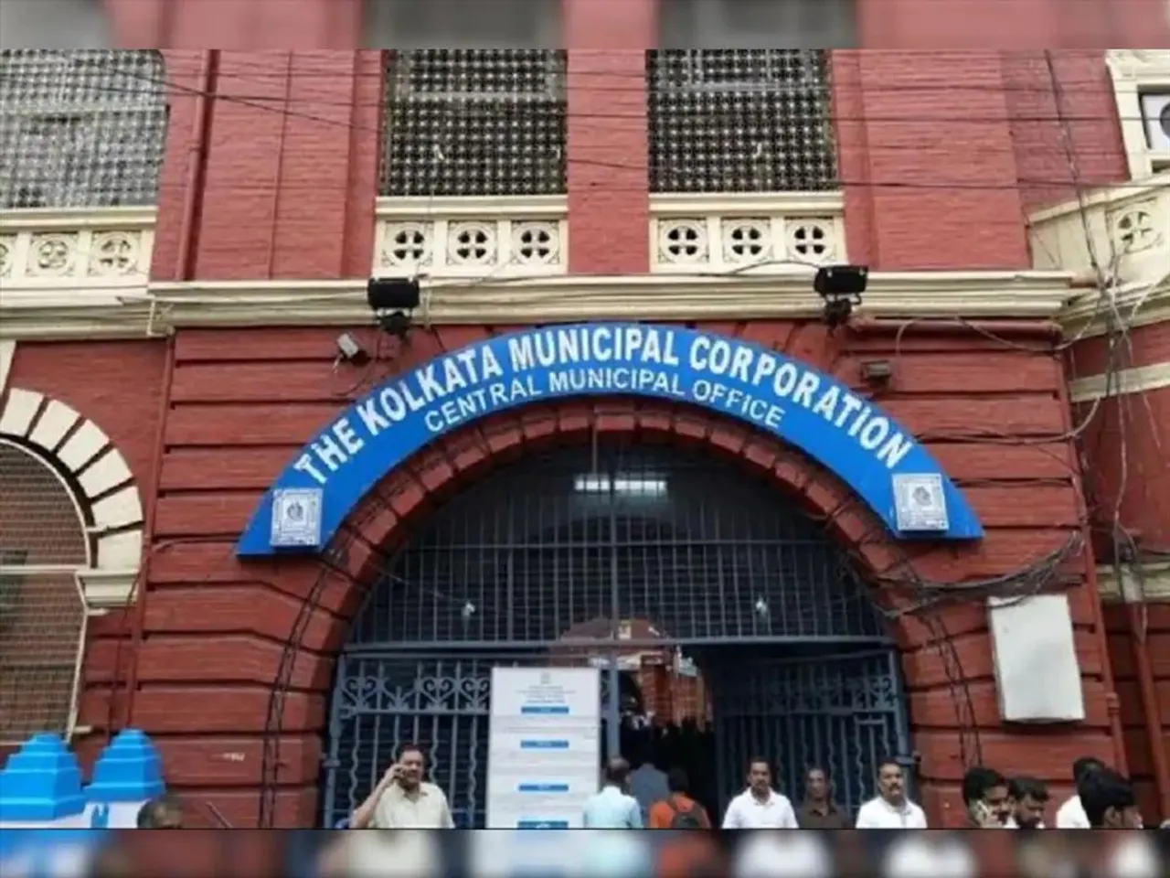 মেয়রের ক্ষোভ প্রকাশের পরই দক্ষিণ সিঁথির নিকাশি ব্যবস্থা পরিদর্শনে পুর-টিম