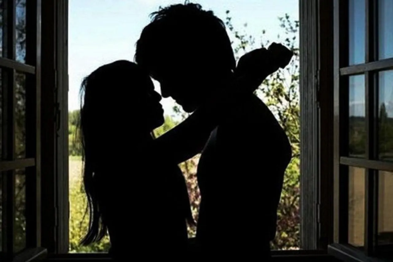 পর্দা খোলা, সঙ্গম করতে লাগলো দম্পতি! শীৎকার শুনতে রাস্তায় মানুষের লাইন