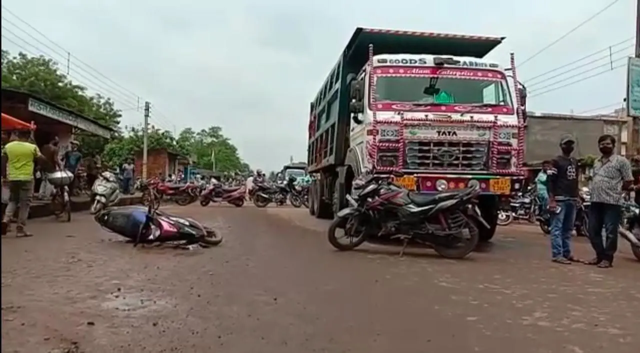 বালির গাড়ির ধাক্কায় মৃত্যু এক ব্যক্তির, পথ অবরোধ স্থানীয়দের