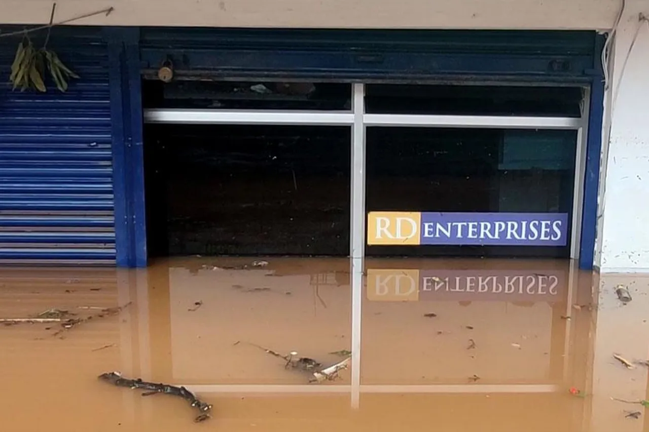 লাগাতার ভারী বৃষ্টির ফলে অবরুদ্ধ শহর