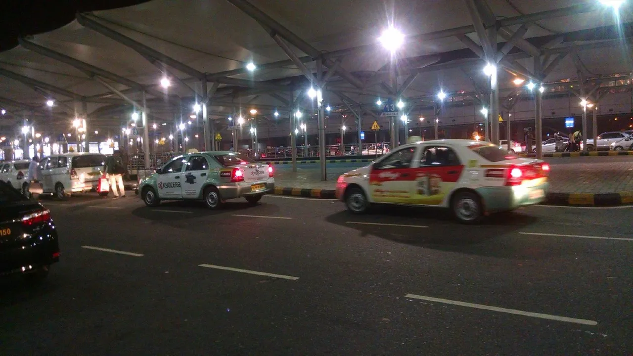 ঠাণ্ডা পানীয় খাইয়ে ক্যাব চালকের সর্বস্ব লুট করা হল