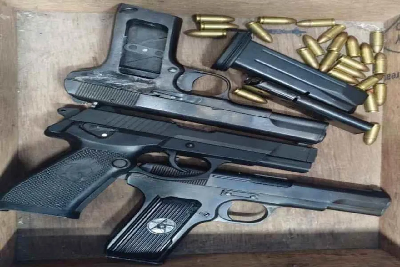 একাধিক অস্ত্র সহ গ্রেফতার ৩