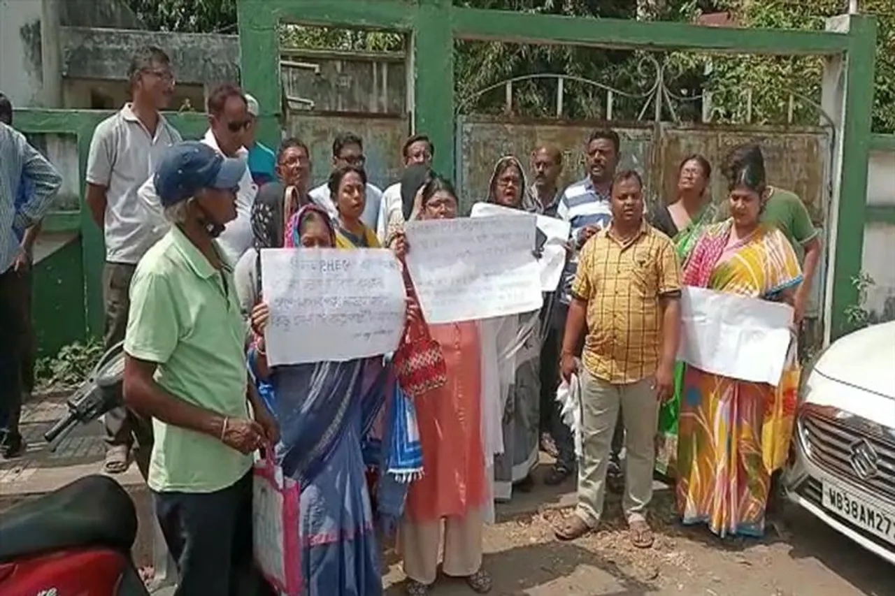 পানীয় জল না পেয়ে বিক্ষোভে তৃণমূল কাউন্সিলর