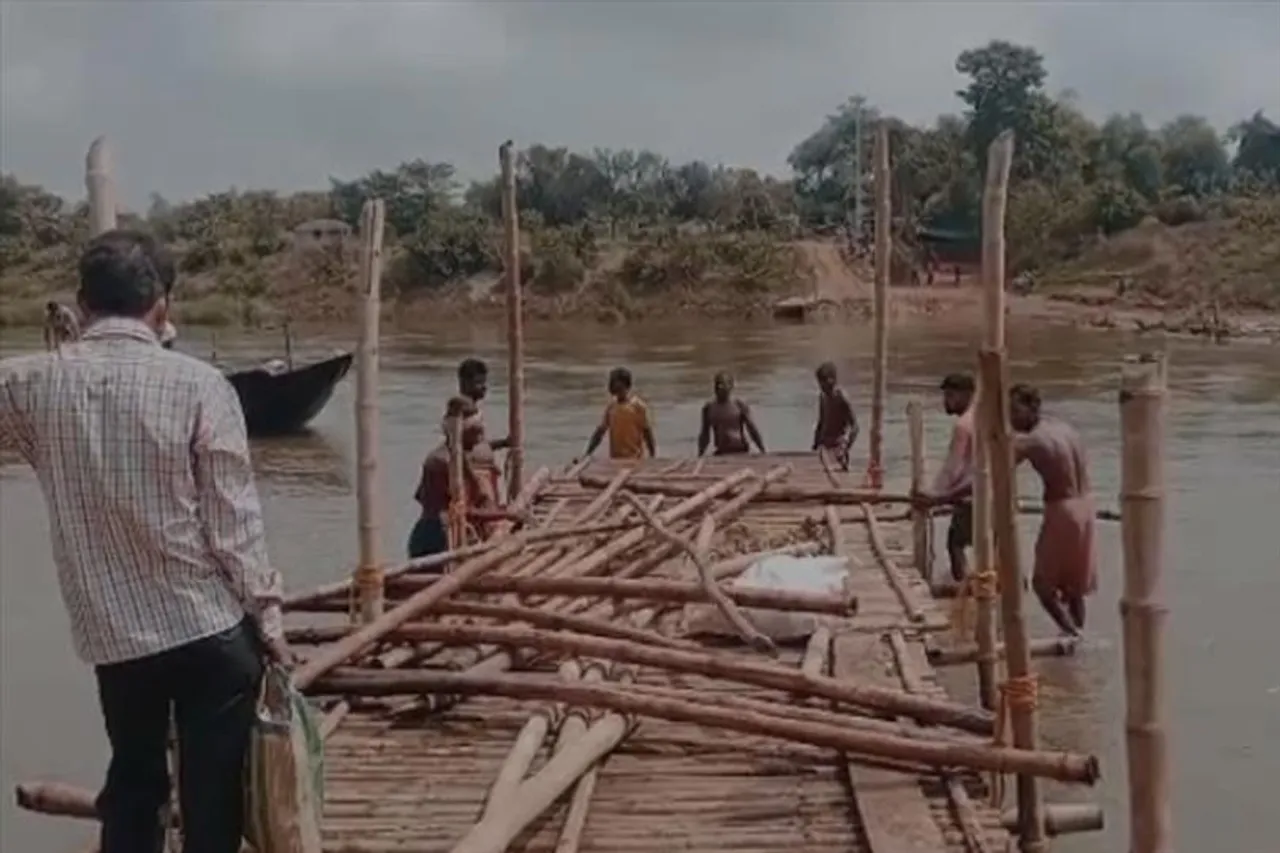 কাঁসাই নদী পারাপারের ক্ষেত্রে ফের দুর্ভোগ, বাঁশ বেঁধে সেতু তৈরির কাজ চলছে- দেখুন ভিডিও