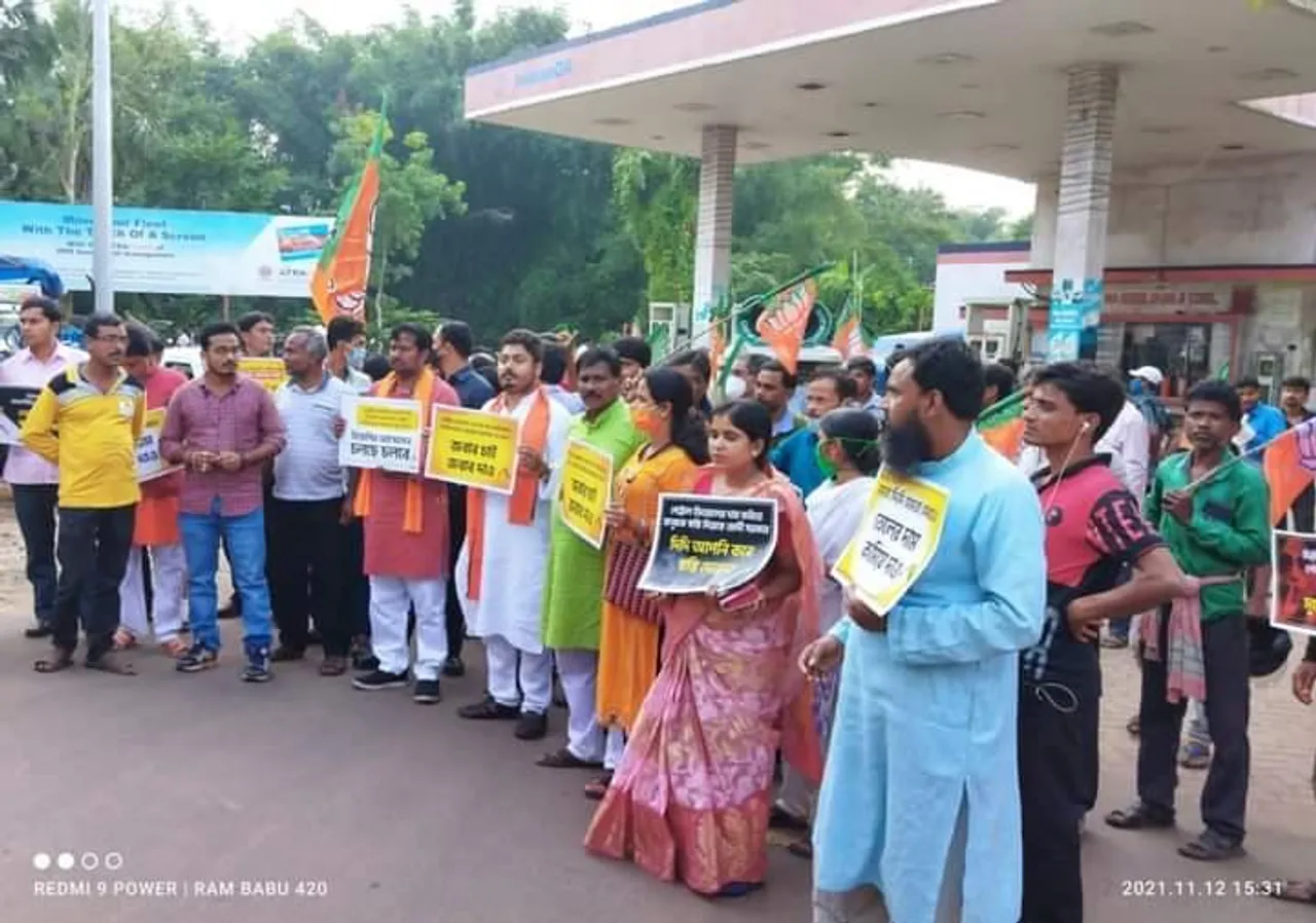 পেট্রোল ও ডিজেলের মূল্য নিয়ন্ত্রনের দাবিতে পদযাত্রা কর্মসূচি