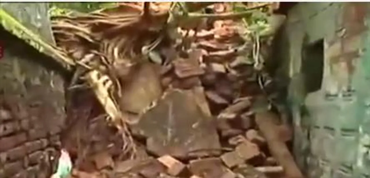 প্রবল বৃষ্টিতে ভেঙে পড়ল বাড়ি, উদ্ধার বাসিন্দারা