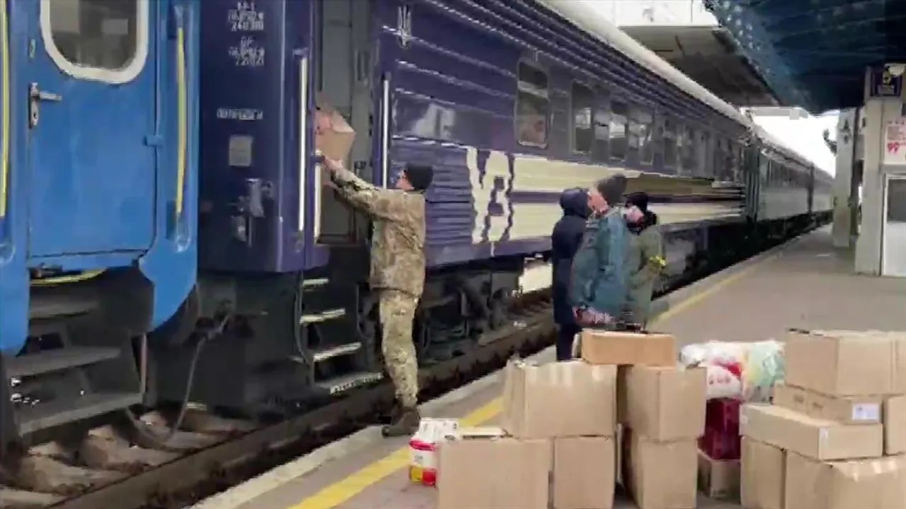 রাজধানীতে রেল পথে ত্রাণ পাঠাচ্ছে জেলেনস্কি সরকার