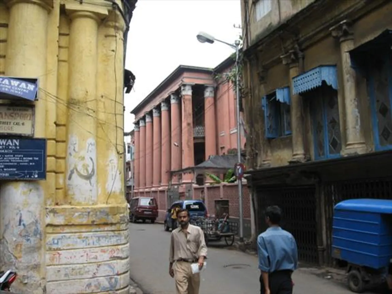 গিরিশ পার্কে বাড়ি ভেঙে আহত ১, ঘটনাস্থলে গিরিশ পার্ক থানার পুলিশ