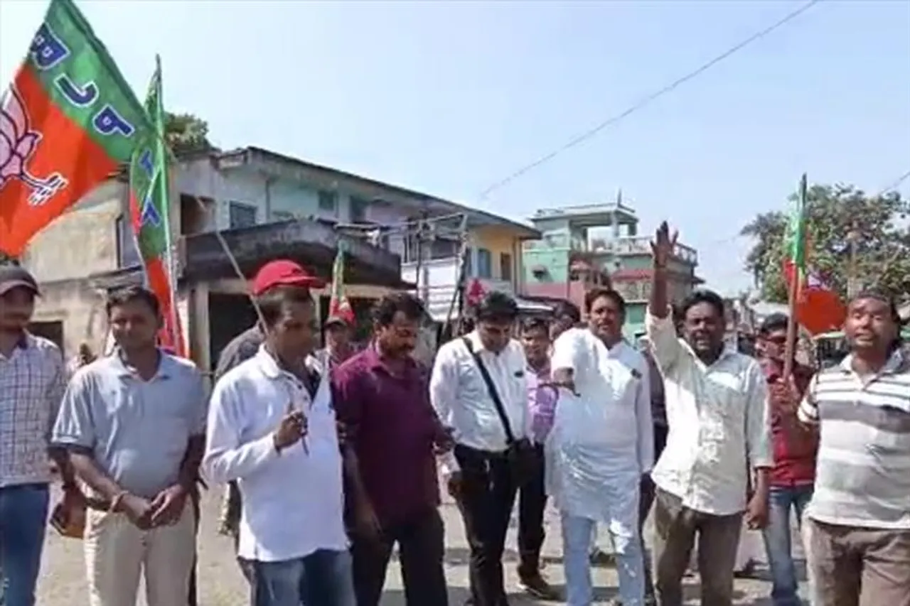 টেট উত্তীর্ণদের উপর হামলার প্রতিবাদে বিজেপির রাস্তা অবরোধ ও প্রতিবাদ সভা