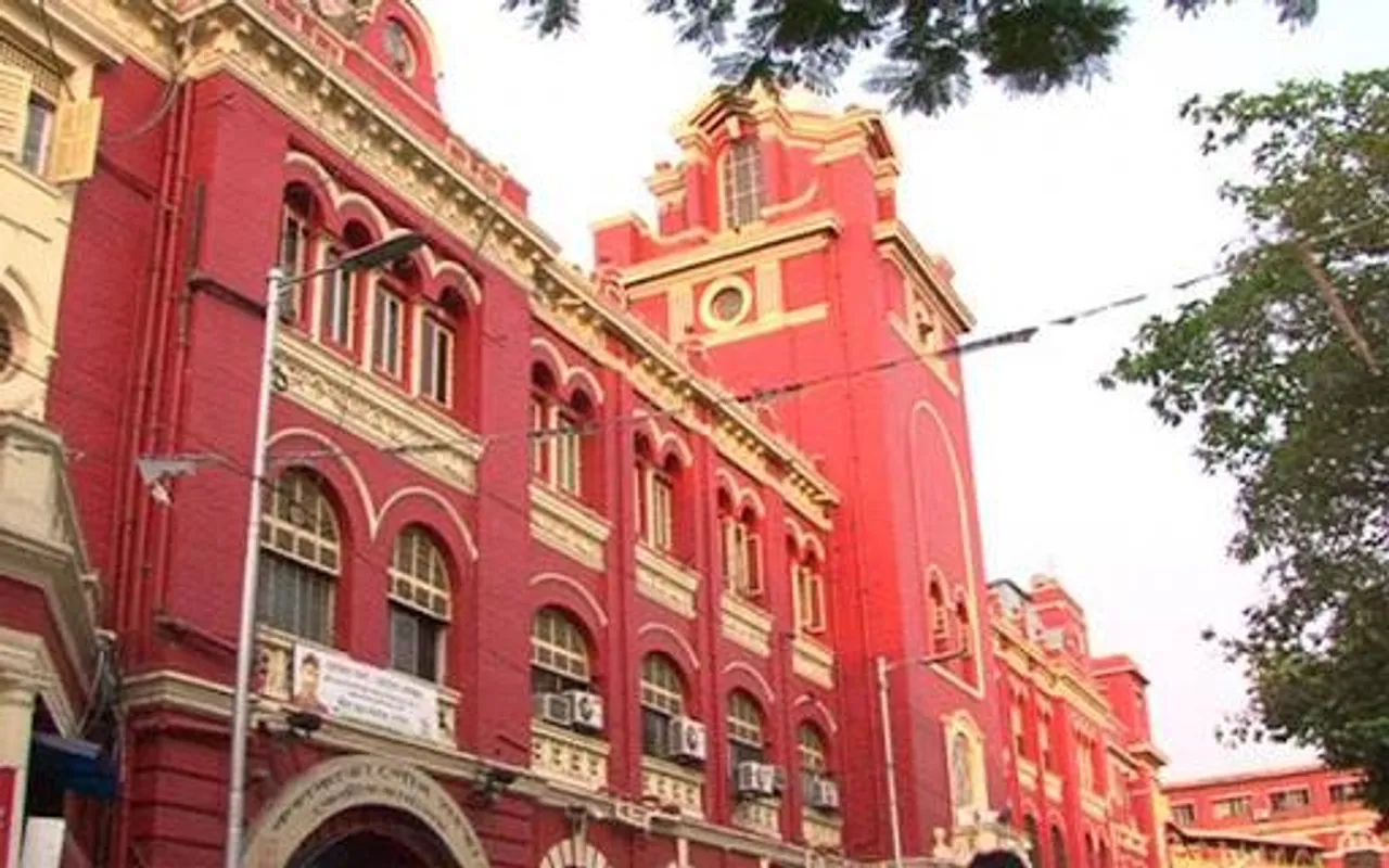 কলেজের পড়ুয়াদের টিকাকরণ সম্পন্ন করবে পুরসভা