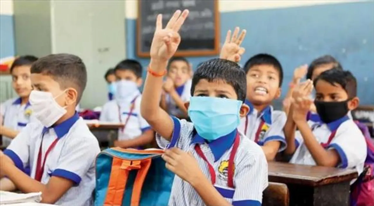 স্কুলেও এবার নীল সাদা ইউনিফর্ম