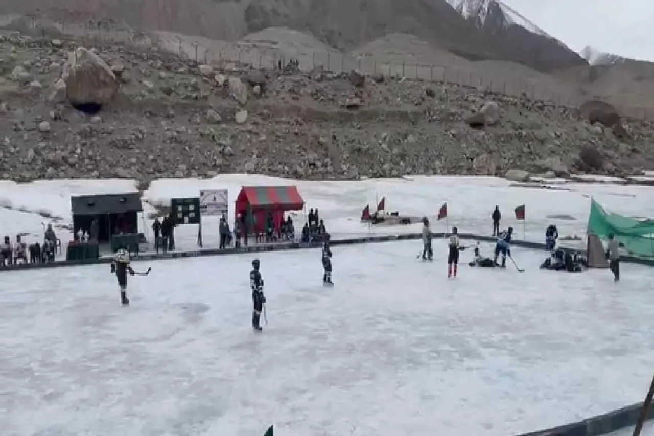লাদাখে অনুষ্ঠিত হল ভারতীয় সেনার আইস হকি ম্যাচ- দেখুন ভিডিও