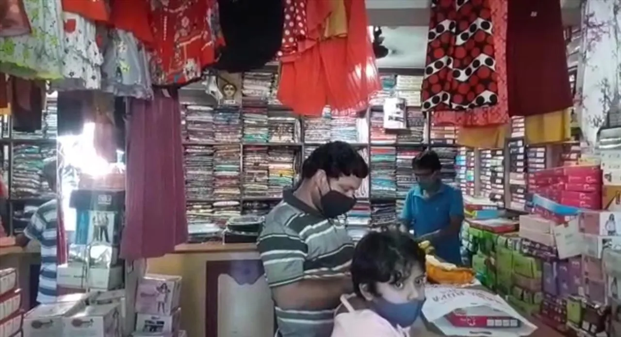 পুজোর মুখে আলিপুরদুয়ার শহরে চরম সংকটে পোশাক বিক্রেতারা