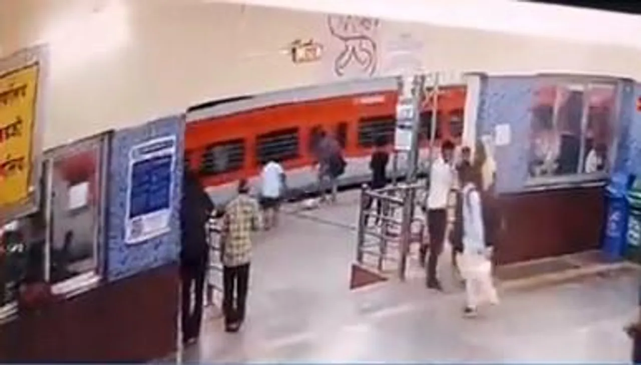 মৃত্যুর মুখ থেকে যাত্রীর জীবন বাঁচালেন আরপিএফ কর্মী, দেখুন ভিডিও