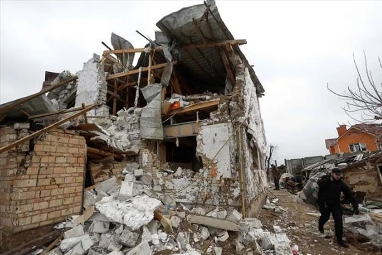 পূর্ব ইউক্রেনে যুদ্ধ তীব্র হওয়ায় আরও অস্ত্র খুঁজছে কিয়েভ