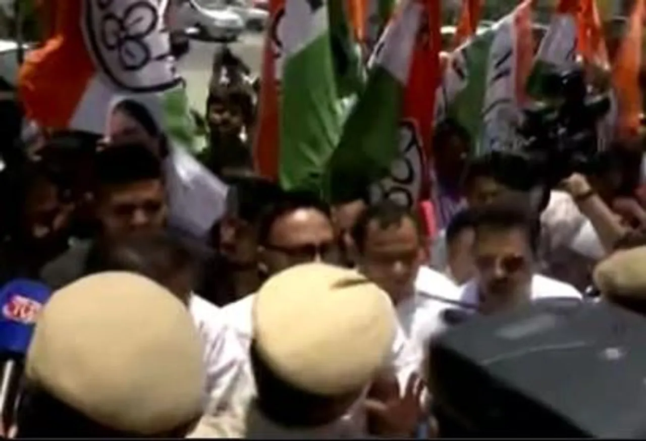 রেডিসন ব্লু হোটেলের বাইরে বিক্ষোভ তৃণমূলের