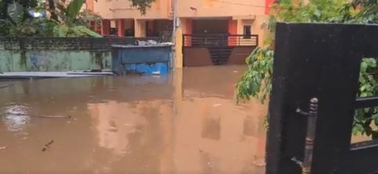 ভারী বৃষ্টিতে বিপর্যস্ত চেন্নাই