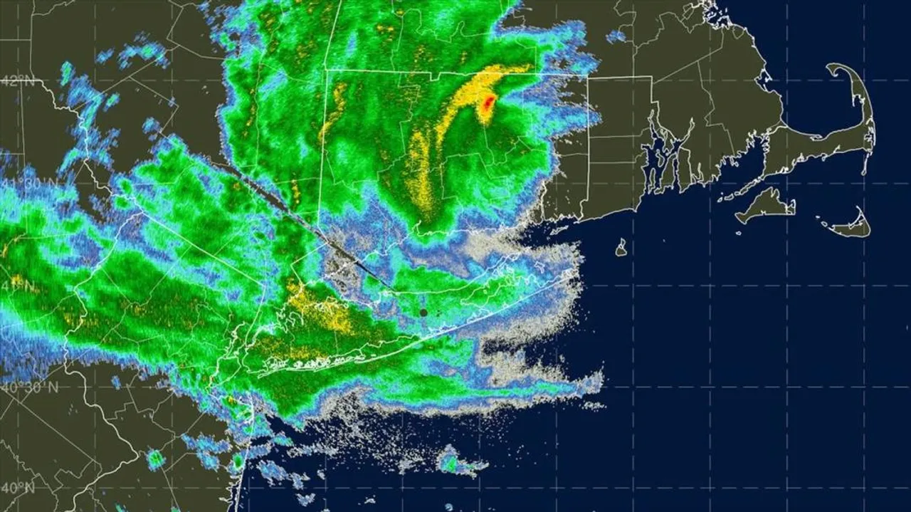 নিউ ইংল্যান্ডে ঝাঁপিয়ে পড়ল ঘূর্ণিঝড় হেনরি