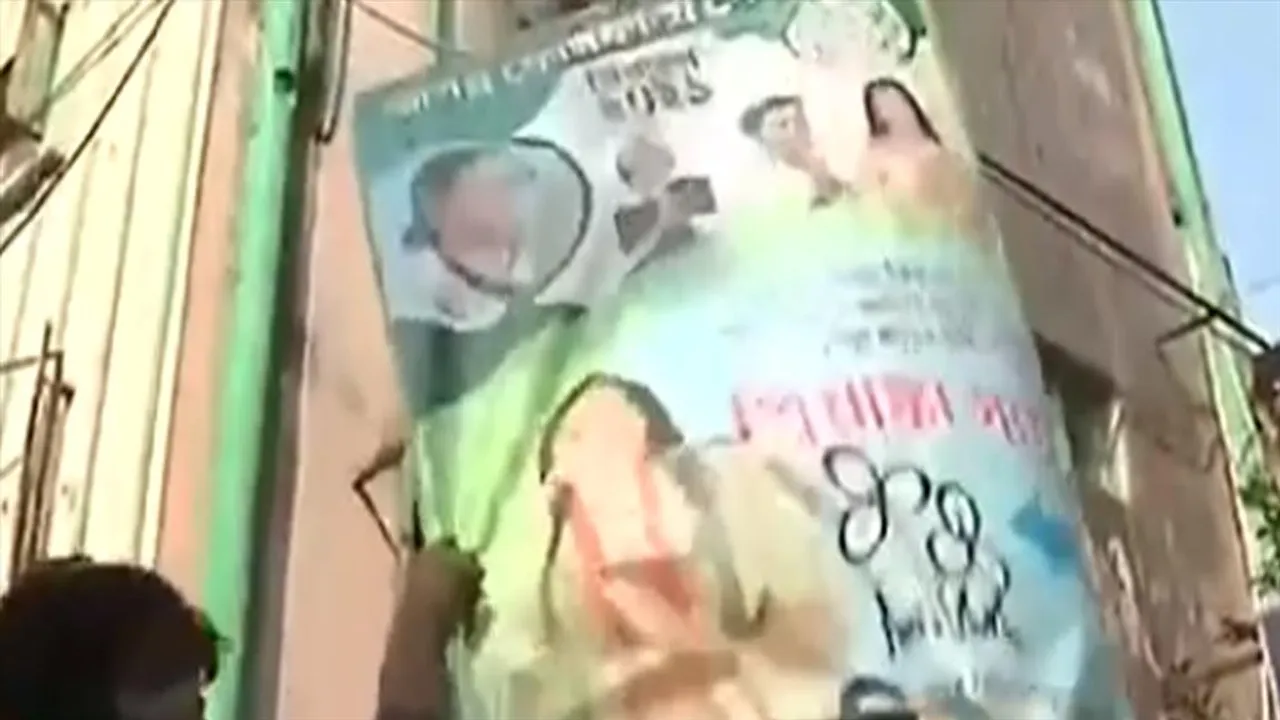 খোলা হল রাজনৈতিক দলের ফেস্টুন সহ ব্যানার-পতাকা