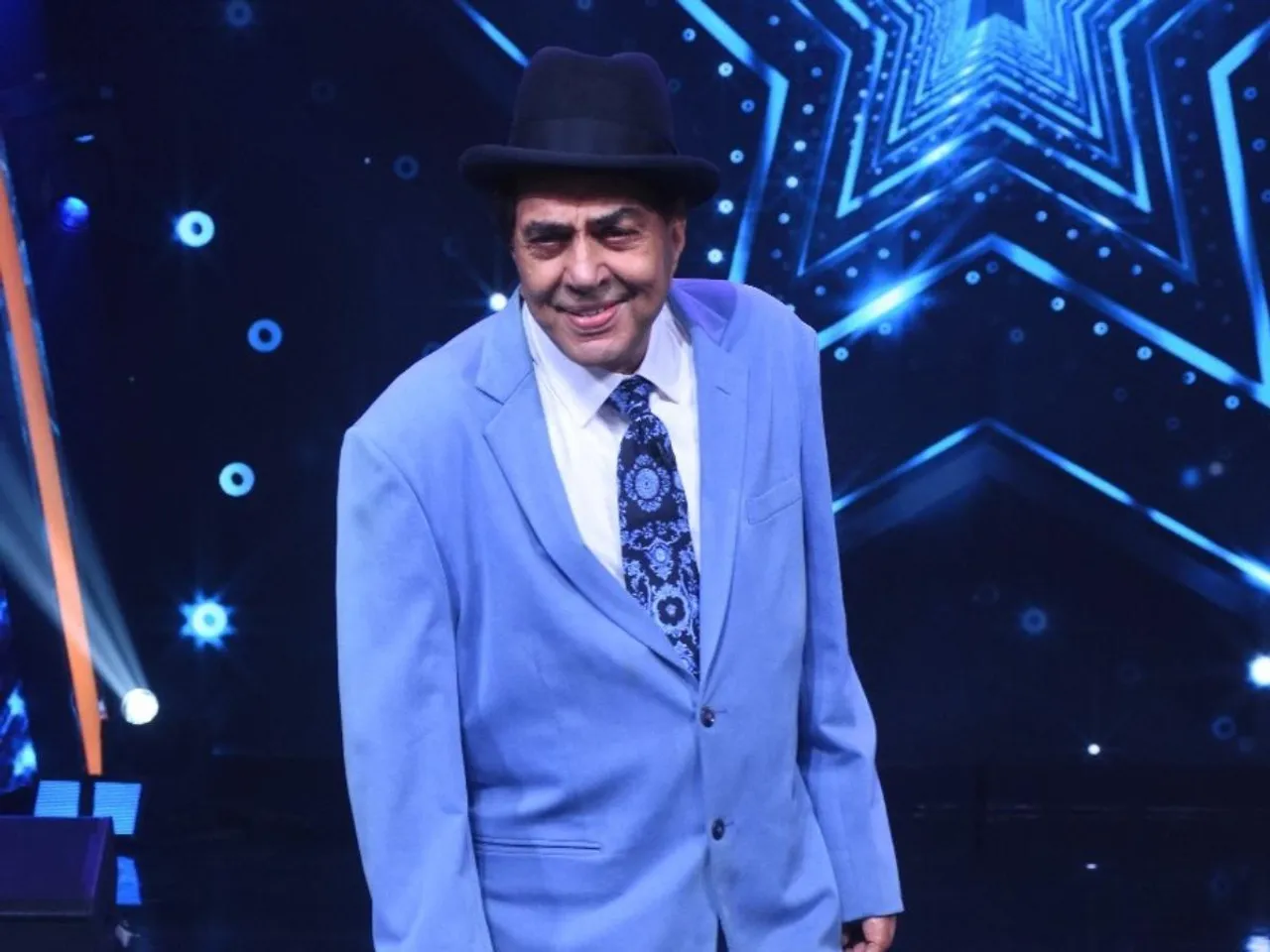 ধর্মেন্দ্রর শুটিং সেটে উপস্থিত ছেলে ও নাতি