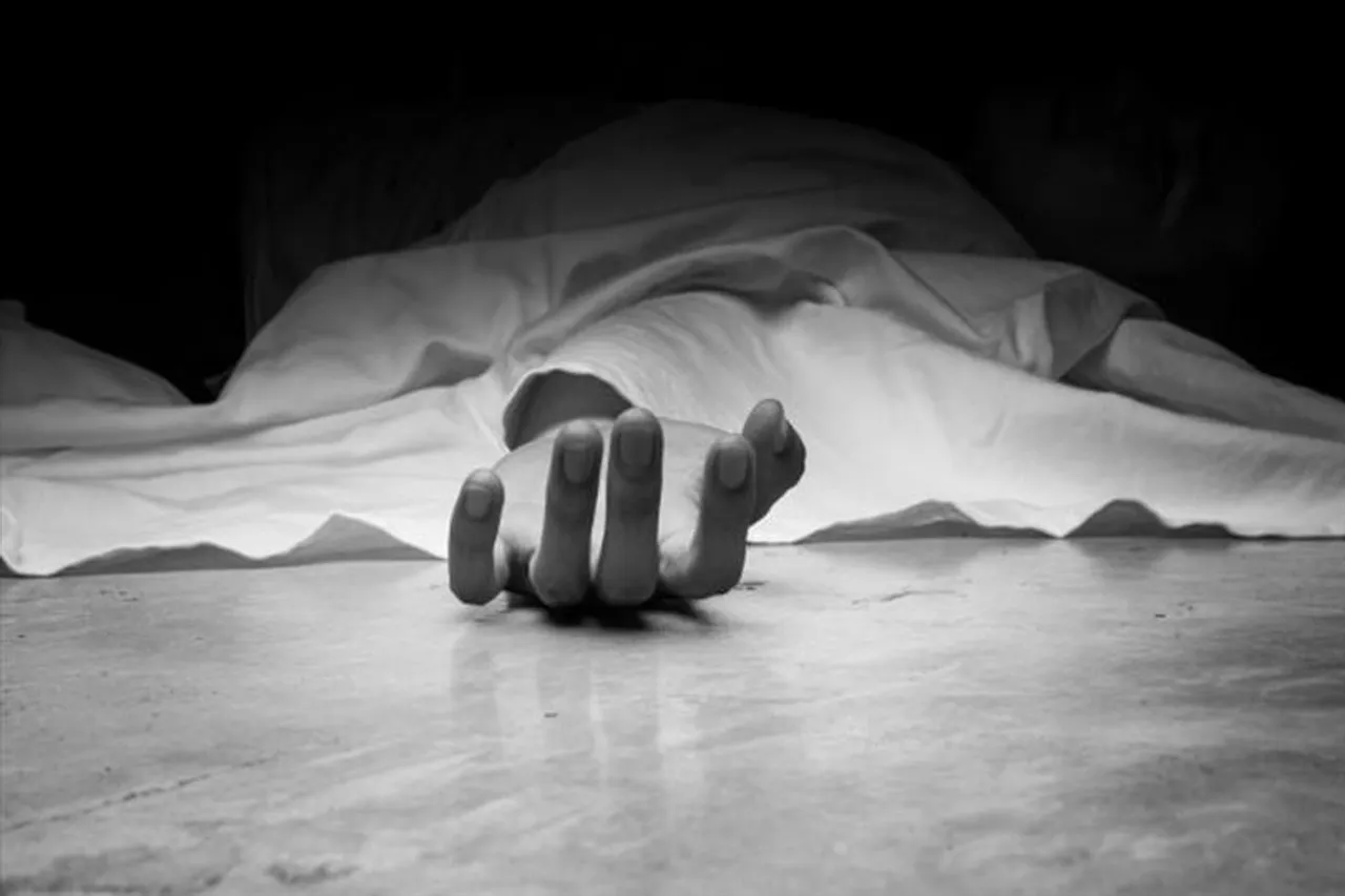 গৃহবধূর অস্বাভাবিক মৃত্যুতে কাঠগড়ায় স্বামী