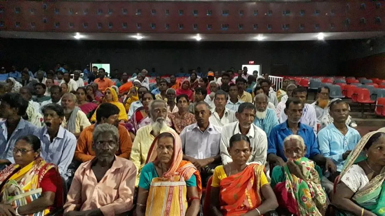 দুস্থ মানুষদের জন্য বিনামূল্যে চক্ষু পরীক্ষা শিবির এর আয়োজনে কেশপুর থানা