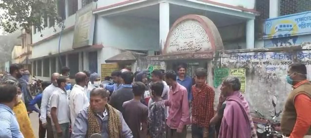 গ্রাম পঞ্চায়েত অফিসে বিক্ষোভ কৃষকদের