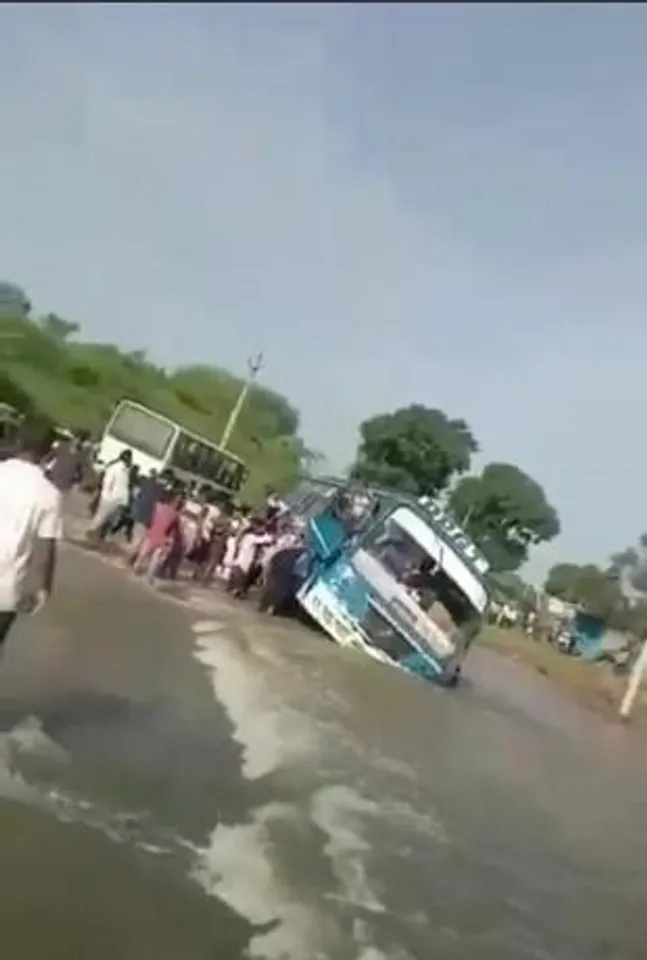 প্লাবিত রাস্তার জলে আটকে যাত্রীবোঝাই বাস, দেখুন ভিডিও