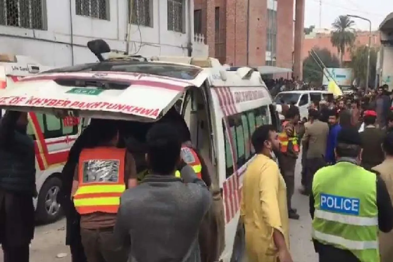 পাকিস্তান মসজিদ বিস্ফোরণ: আহতদের লাইন- দেখুন ভিডিও