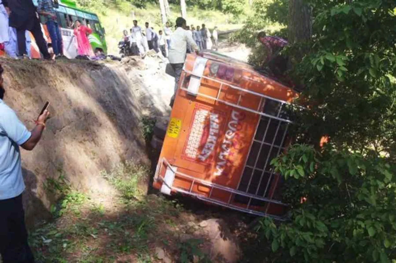 অষ্টমীর দিন ভয়াবহ বাস দুর্ঘটনা, নিহত ১