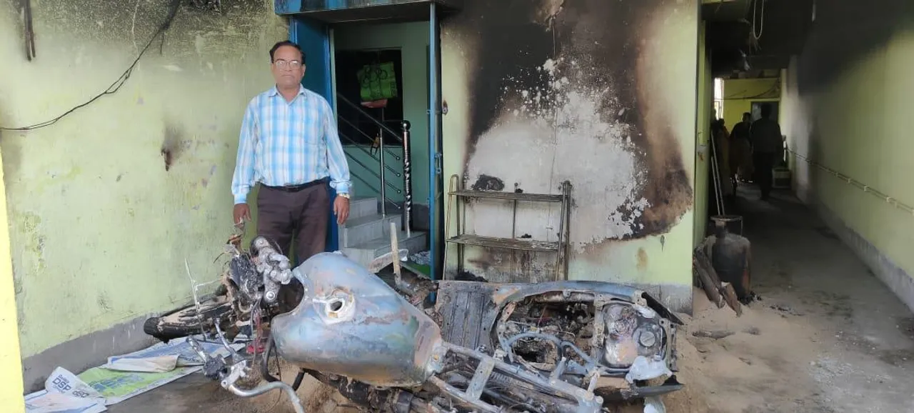তৃণমূল নেতার বাড়িতে আগুন,পুড়ে ছাই দুটি মোটর সাইকেল