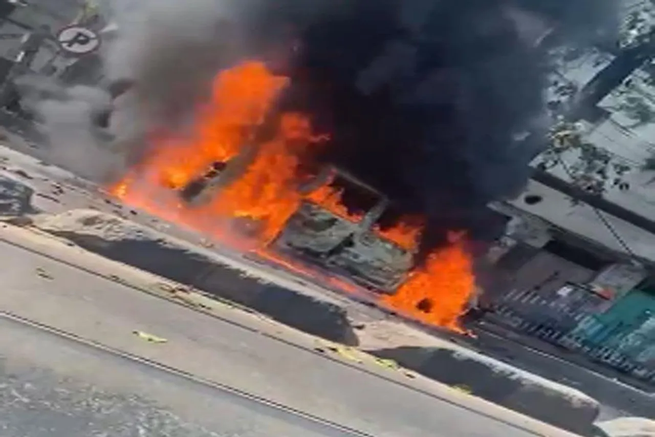 রাজাবাজারে দাউদাউ করে জ্বলে উঠল একটি গাড়ি