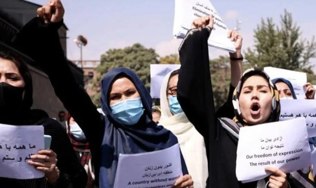 কাবুলে নারীদের বিক্ষোভ, ছত্রভঙ্গ করতে ফাঁকায় গুলি চালালো তালেবান