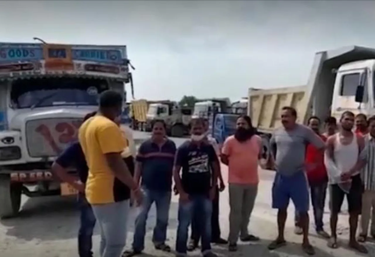 সরকারি নিষেধাজ্ঞা প্রত্যাহার দাবিতে পথ অবরোধ