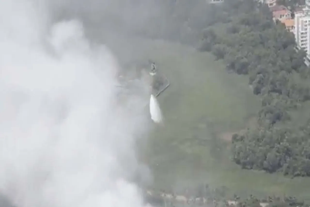 Kochi Fire: আকাশপথেও জোরকদমে চলছে বিধ্বংসী আগুন নেভানোর কাজ