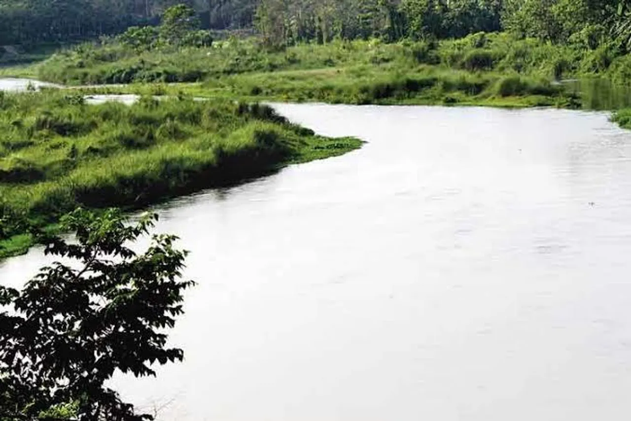 মুষলধারে বৃষ্টিতে ফুঁসছে, জলের তলায় বহু জমি