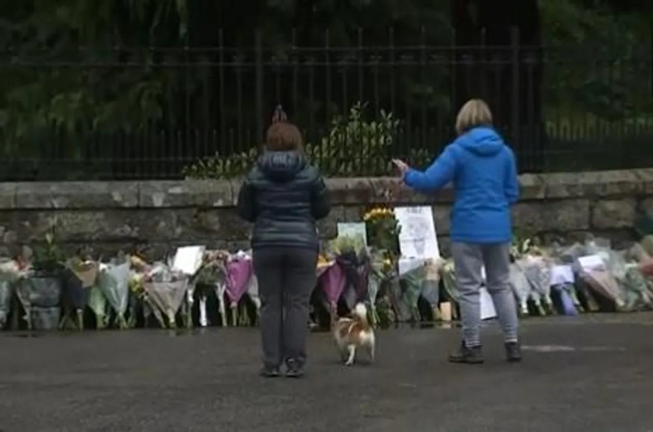 বালমোরাল প্রাসাদের বাইরে ফুল দিয়ে রানিকে শেষ বিদায় ব্রিটেনের মানুষের