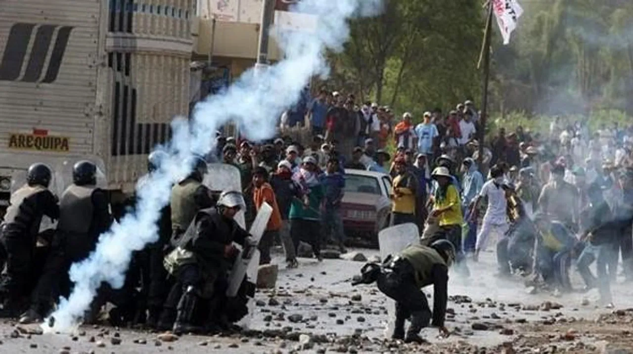 পুনো বিমানবন্দর দখলের প্রচেষ্টায় পুলিশের সঙ্গে সংঘর্ষ পেরুর বিক্ষোভকারীদের