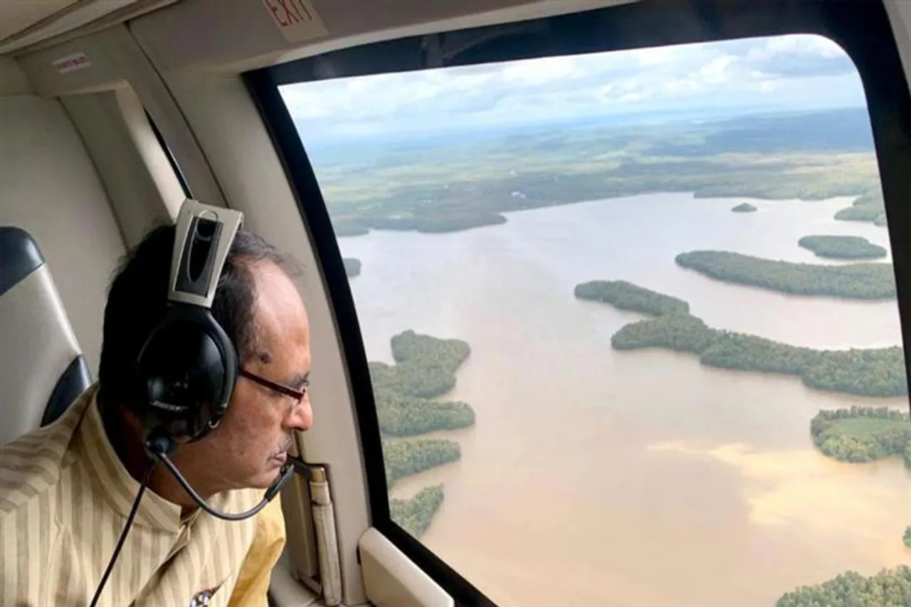 বন্যায় ক্ষতিগ্রস্তদের পাশে মুখ্যমন্ত্রী