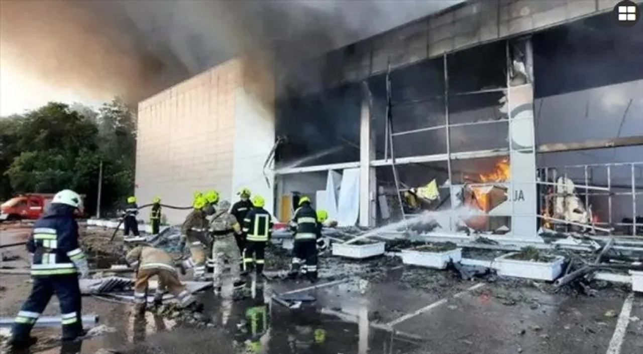 ইউক্রেনের ব্যস্ত শপিং সেন্টারে রুশ ক্ষেপণাস্ত্র হামলা