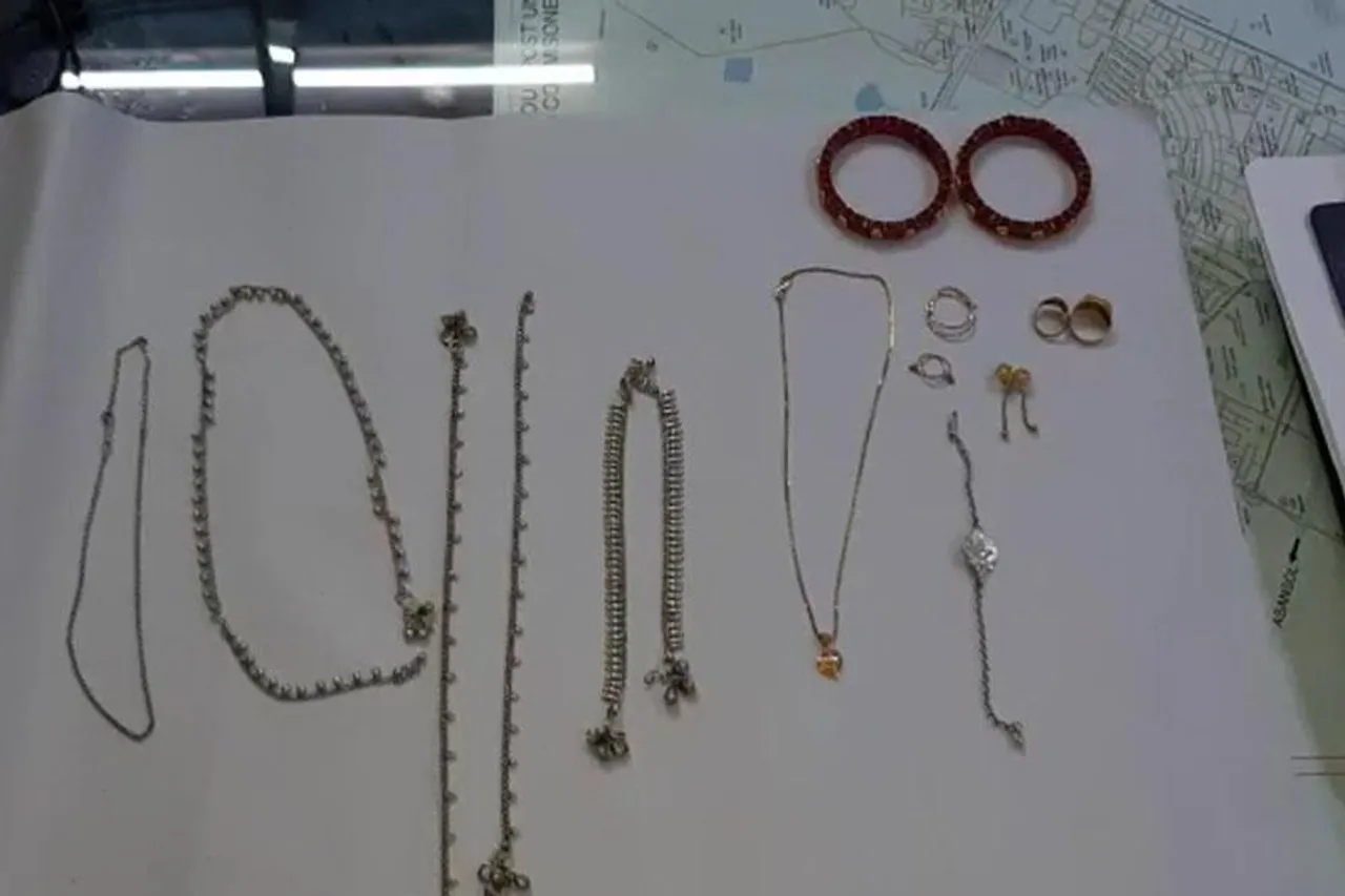 চুরি যাওয়া গহনার কিনারা করল পুলিশ